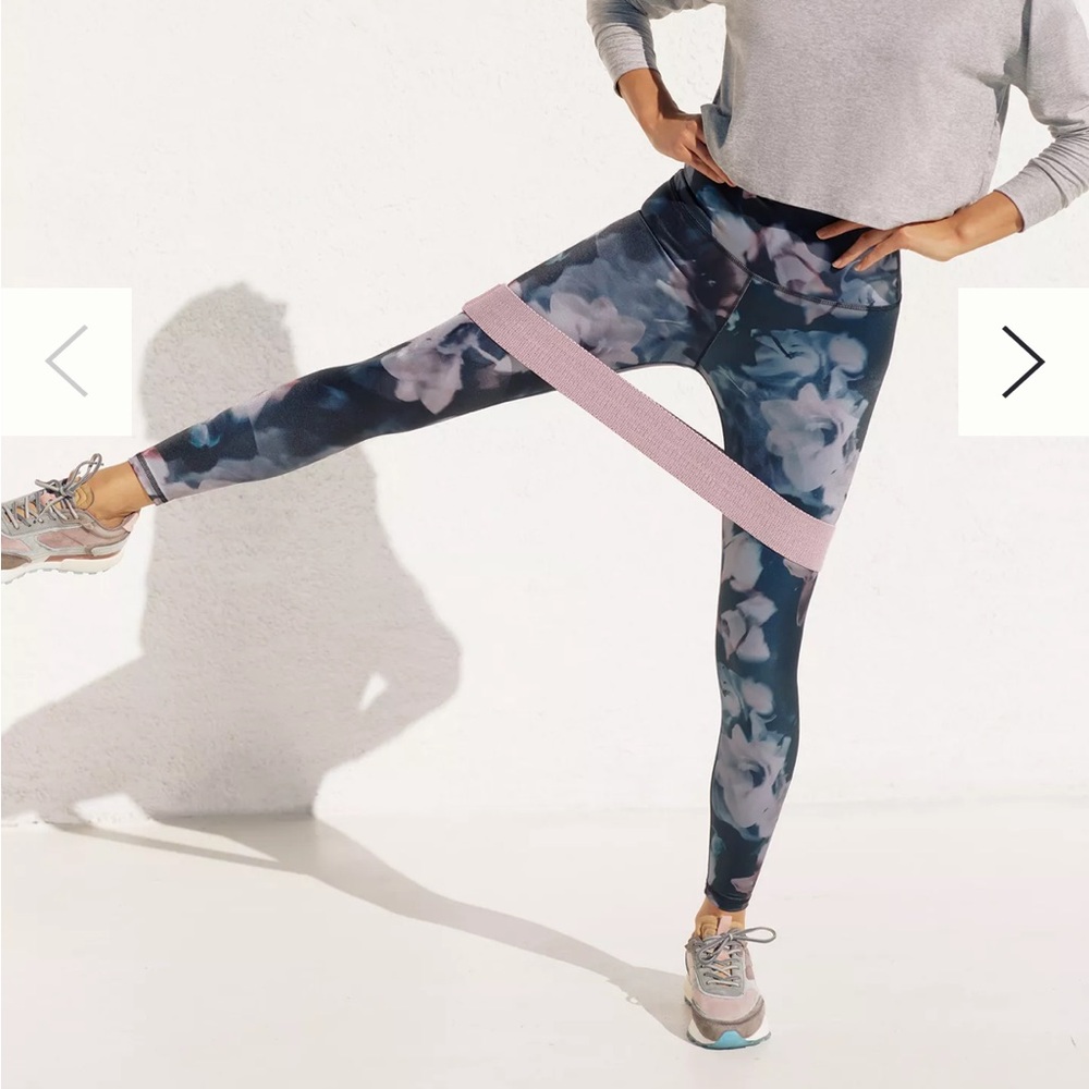 Beyond Yoga Lux High-Waisted Midi Leggings, size medium, dark floral, EUC